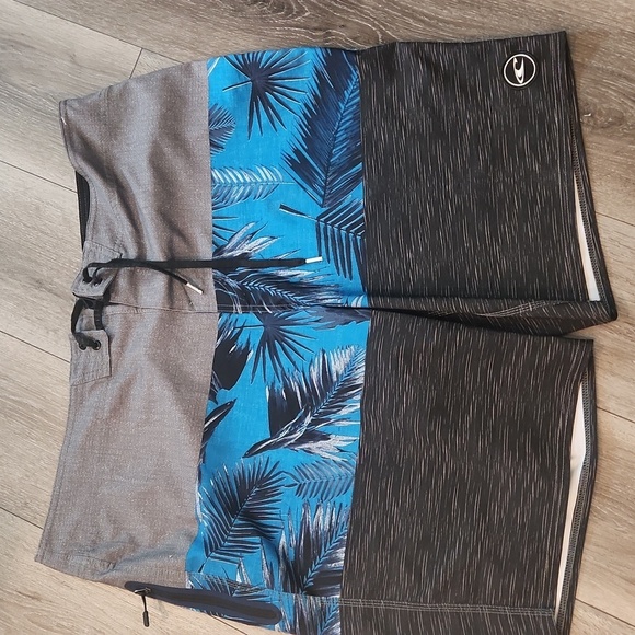 O'Neill Gray and Blue Board Shorts with Tropical Print - Picture 1 of 8